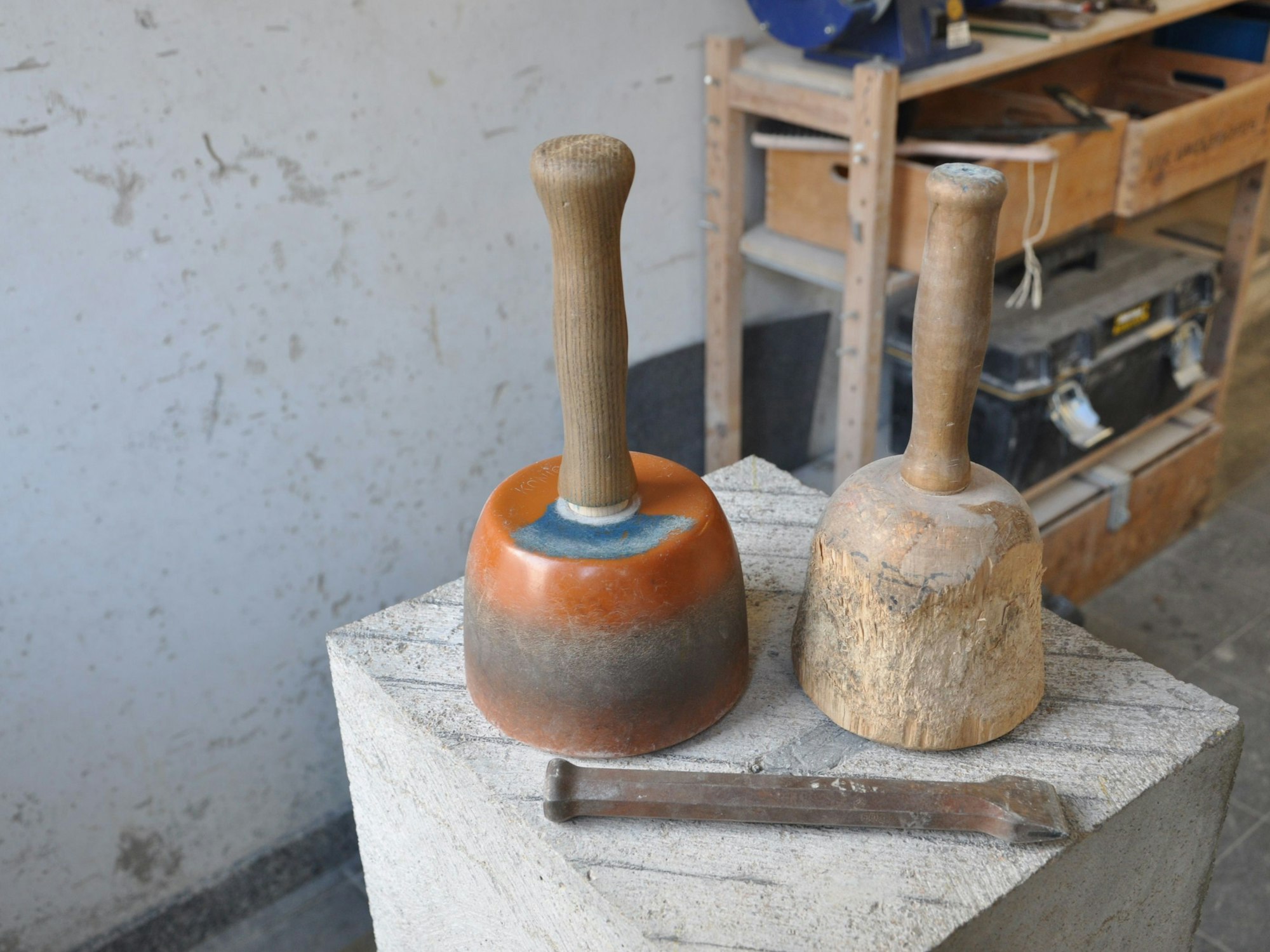 Die Werkzeuge stehen auf einem großen Steinquader in der Werkstatt.