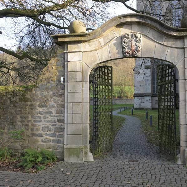 Das Tor vor dem Dom steht offen.