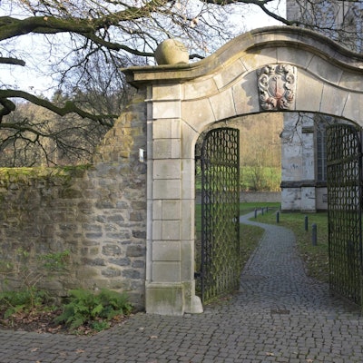 Das Tor vor dem Dom steht offen.