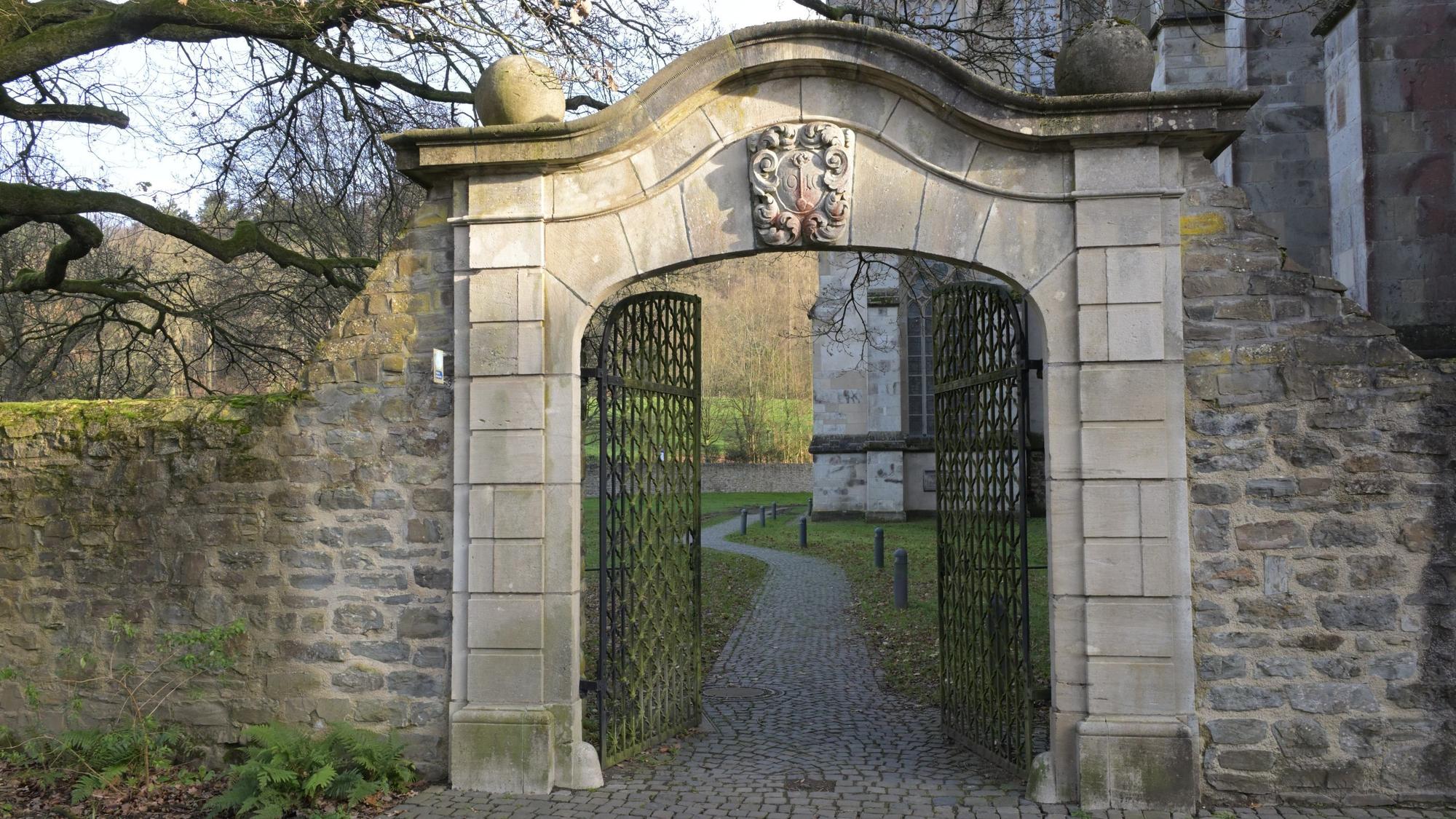 Steinerner Torbogen am Altenberger Dom.