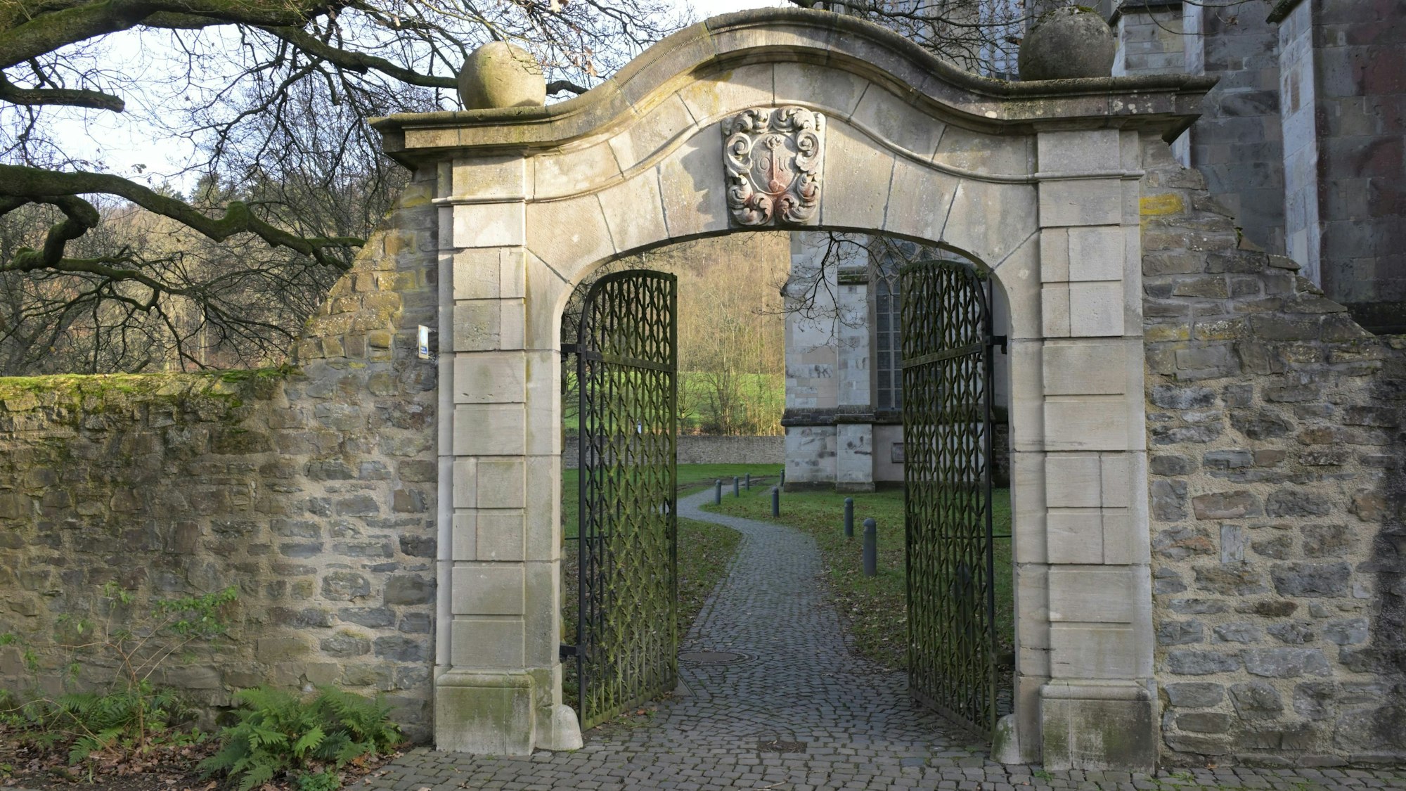 Das Tor vor dem Dom steht offen.