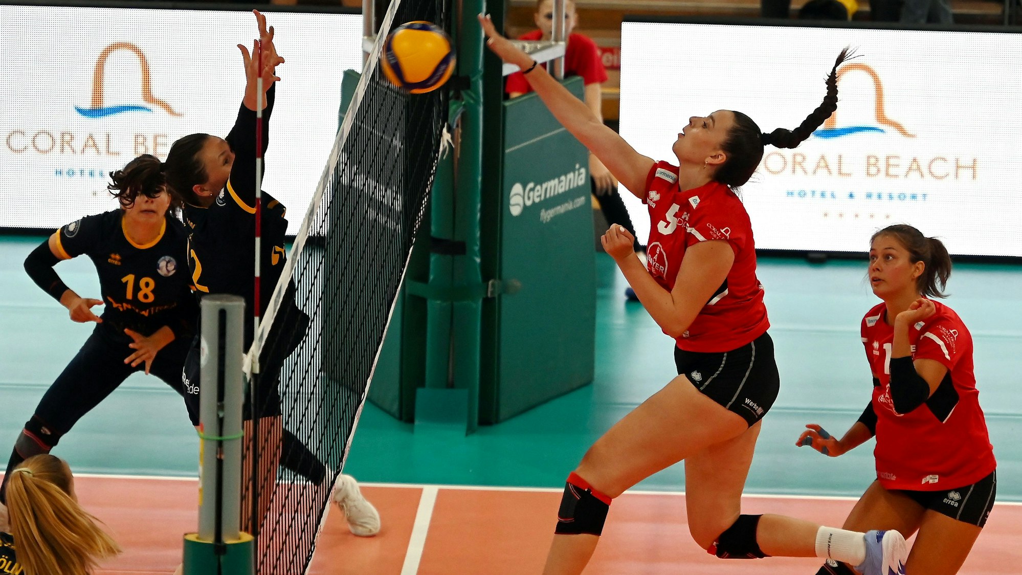 21.09.2024, Volleyball-Bayer Volleys - DSHS Köln
rechts: Paula Schröer (Ba yer)
Foto: Uli Herhaus