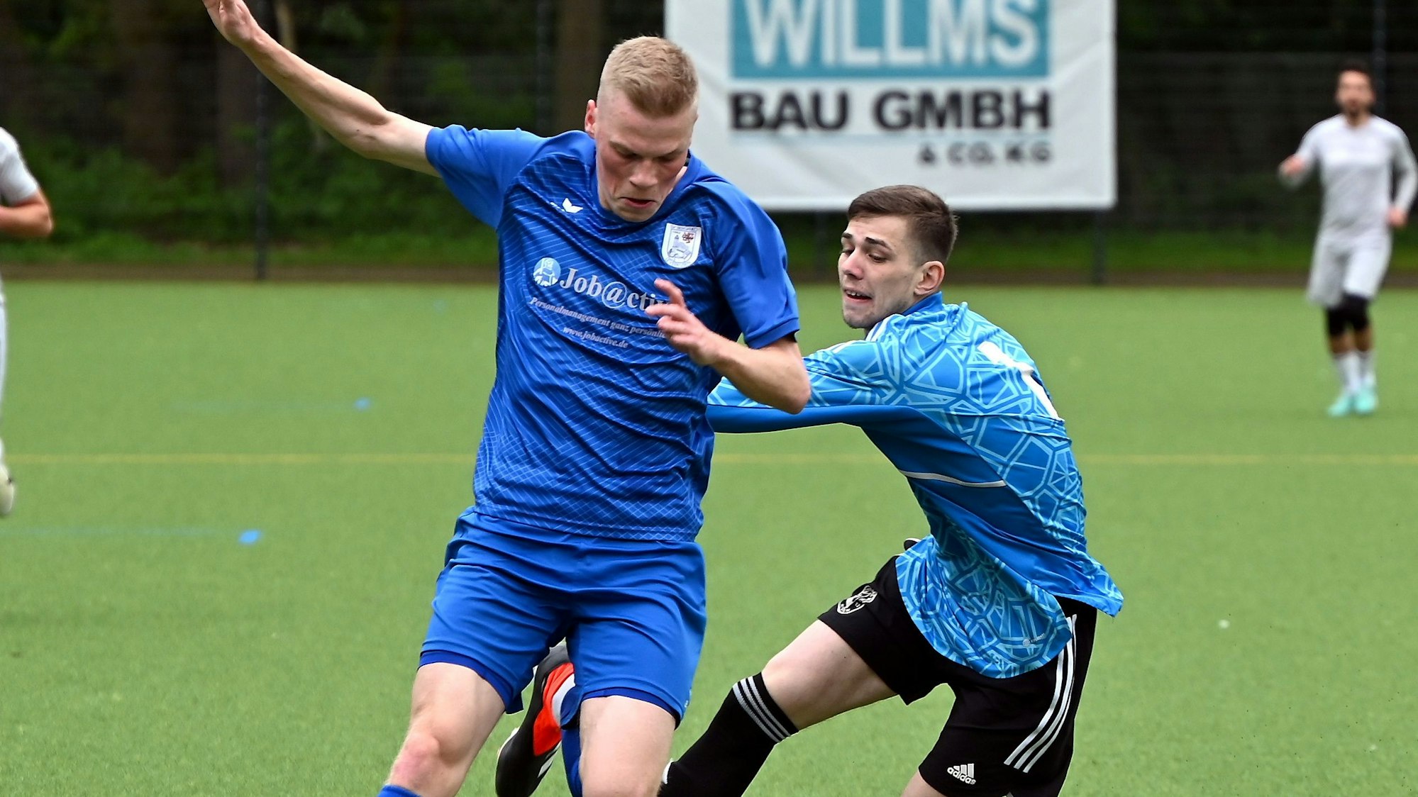 28.04.2024, Fussball-Schwarz Weißß KJöln-Bergfried Leverkusen
lionks: Till Juber (Leverkusen)
rechts: TW: Rene Demarteau (Köln)
Foto: Uli Herhaus