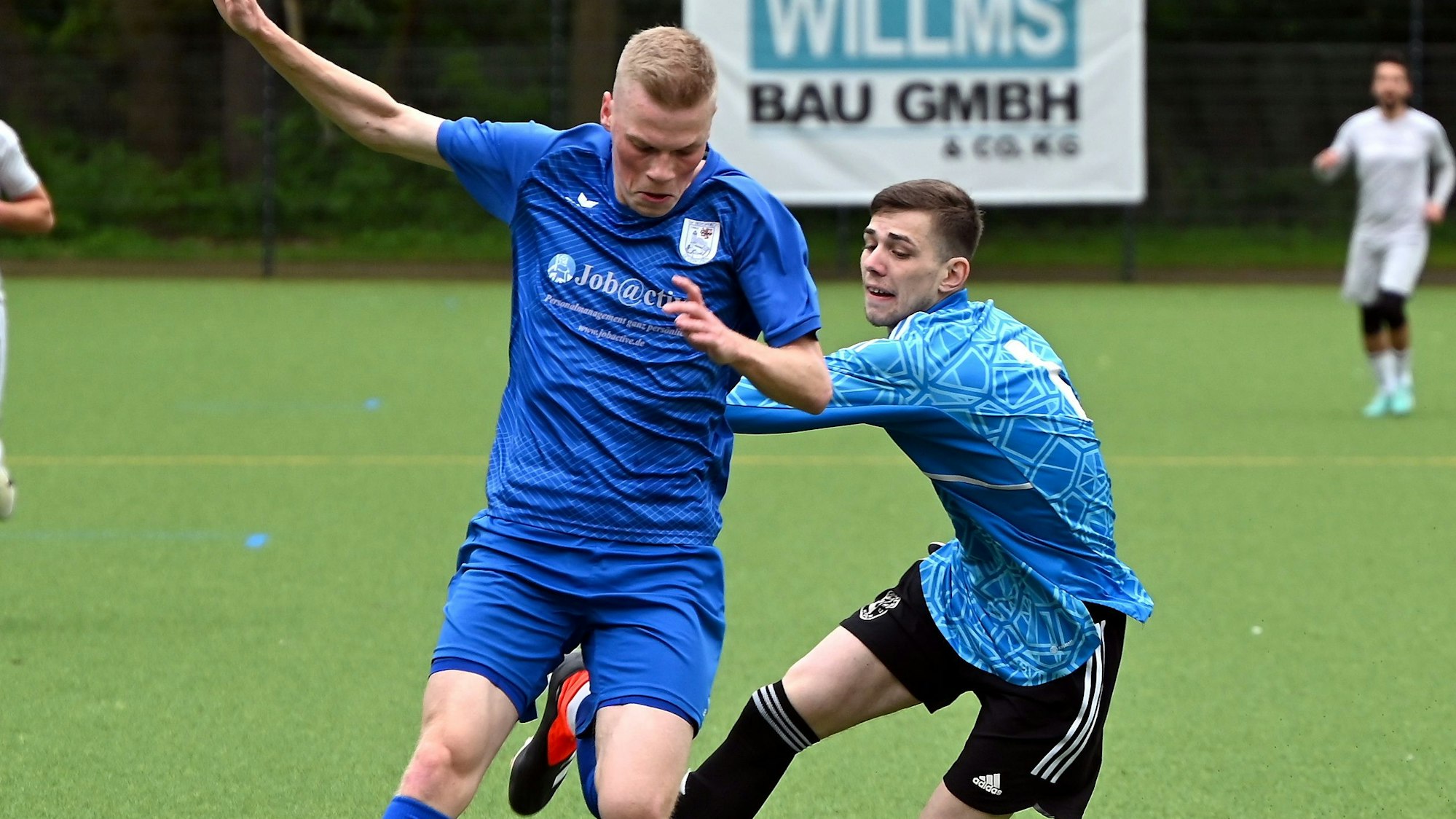 28.04.2024, Fussball-Schwarz Weißß KJöln-Bergfried Leverkusen
lionks: Till Juber (Leverkusen)
rechts: TW: Rene Demarteau (Köln)
Foto: Uli Herhaus