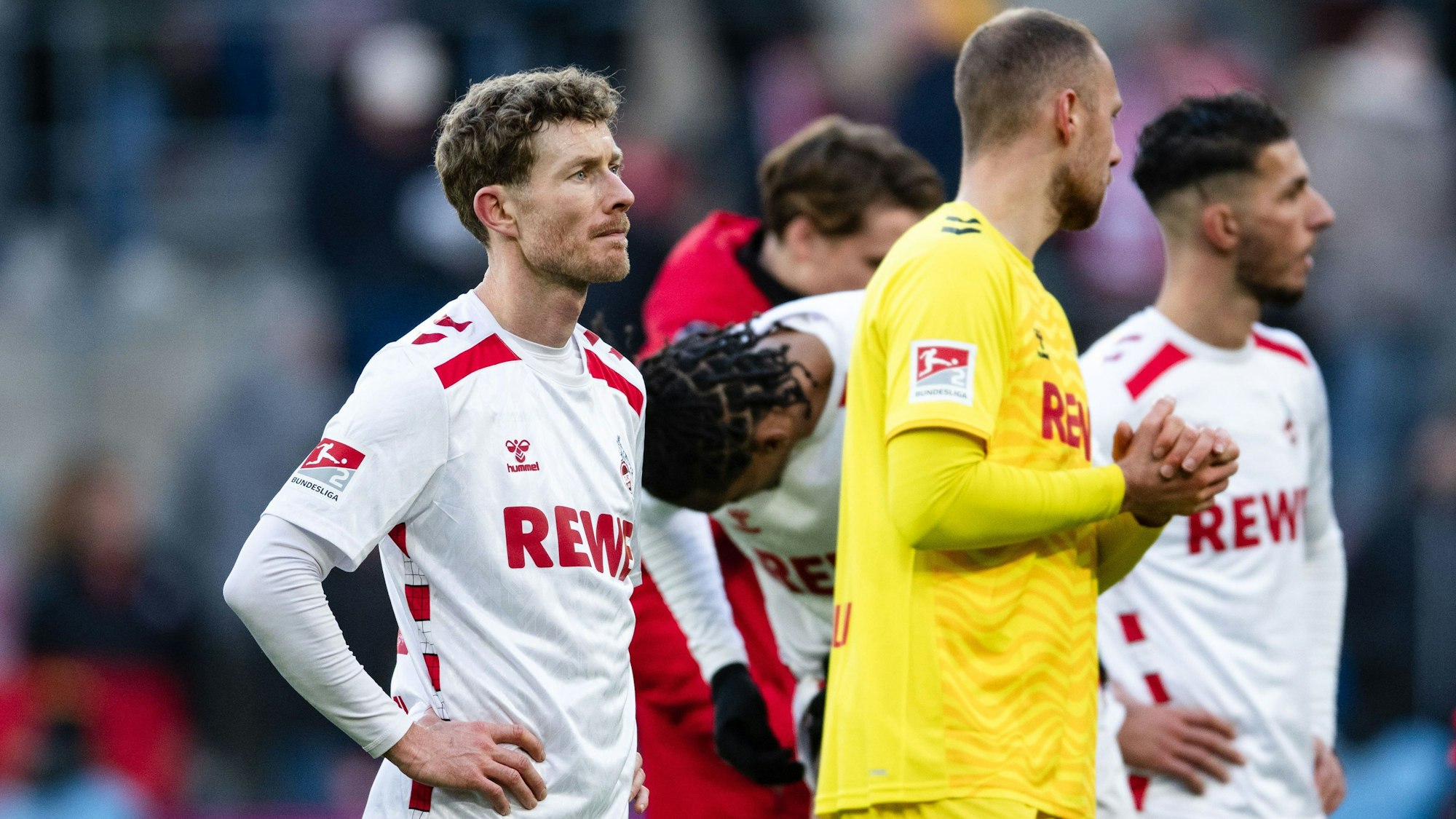 30.11.2024, Nordrhein-Westfalen, Köln: Fußball: 2. Bundesliga, 1. FC Köln - Hannover 96, 14. Spieltag, RheinEnergieStadion. Kölns Florian Kainz (l) reagiert nach der Partie. Foto: Marius Becker/dpa - WICHTIGER HINWEIS: Gemäß den Vorgaben der DFL Deutsche Fußball Liga bzw. des DFB Deutscher Fußball-Bund ist es untersagt, in dem Stadion und/oder vom Spiel angefertigte Fotoaufnahmen in Form von Sequenzbildern und/oder videoähnlichen Fotostrecken zu verwerten bzw. verwerten zu lassen. +++ dpa-Bildfunk +++