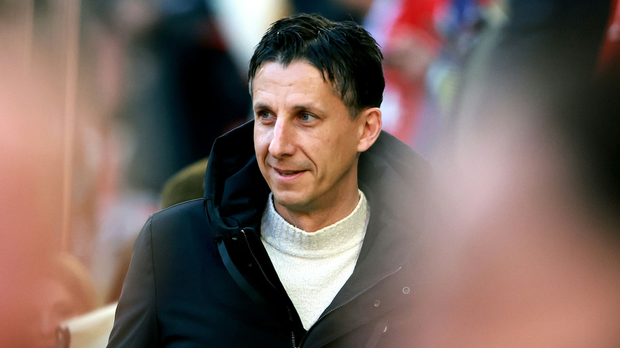 Christian Keller, Sportchef des 1. FC Köln, am Samstag am Rande der Partie gegen Hannover 96 in Müngersdorf