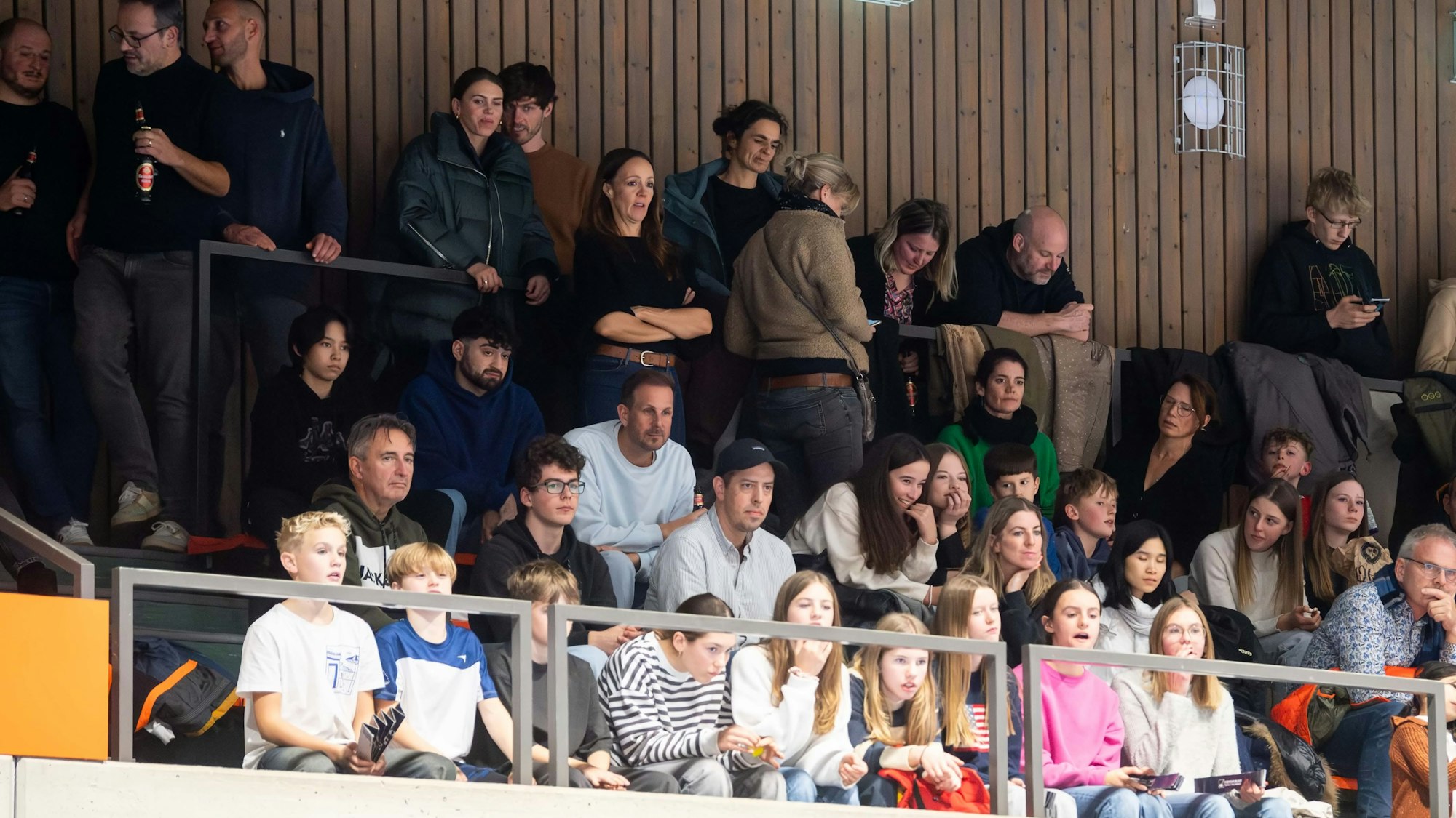 Ein Blick auf die Tribüne der Sporthalle.