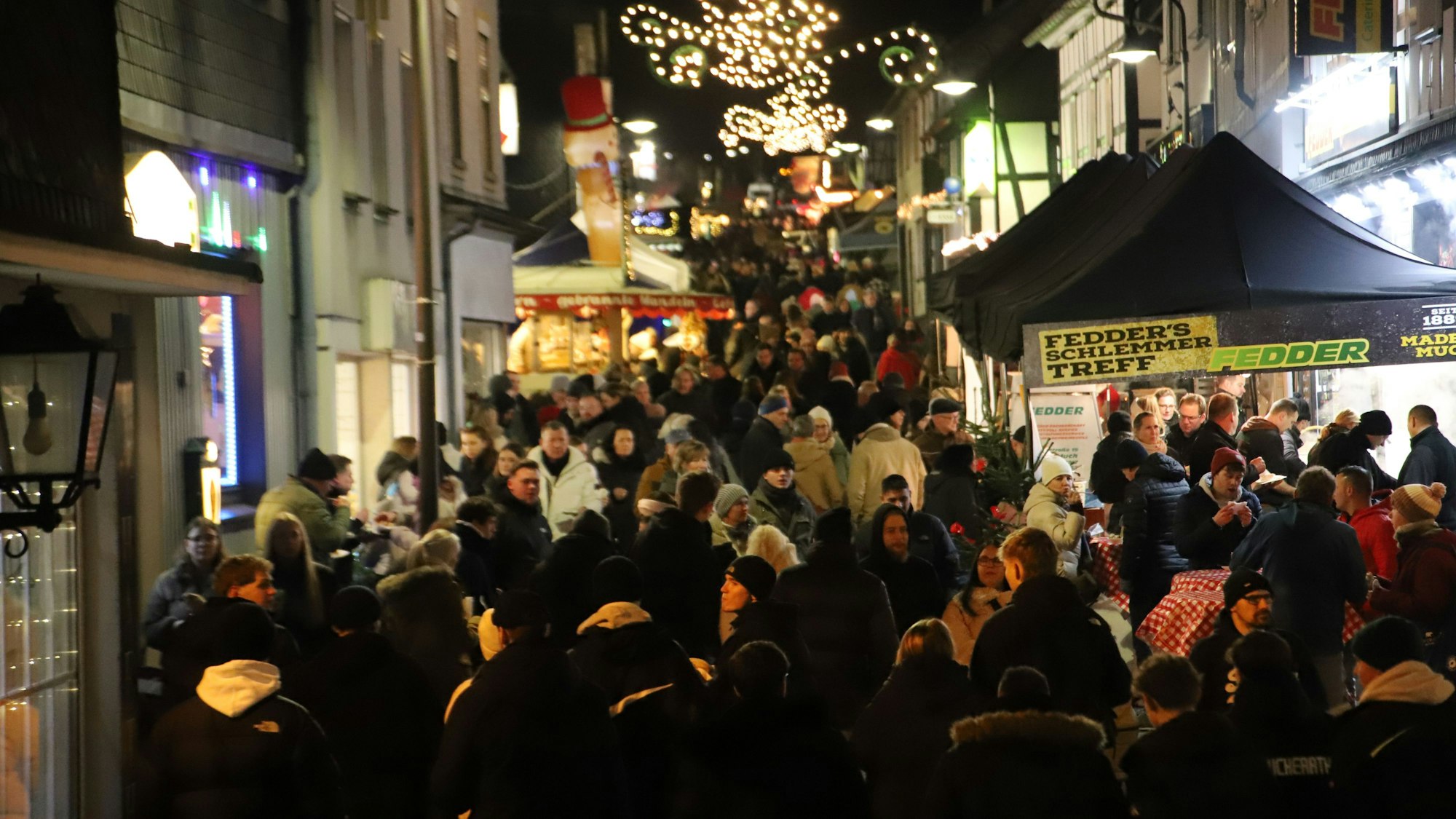 Der Romantik-Weihmnachtsmarkt in Much ist rund um Sankt Martinus und die Hauptstraße hoch aufgebaut.