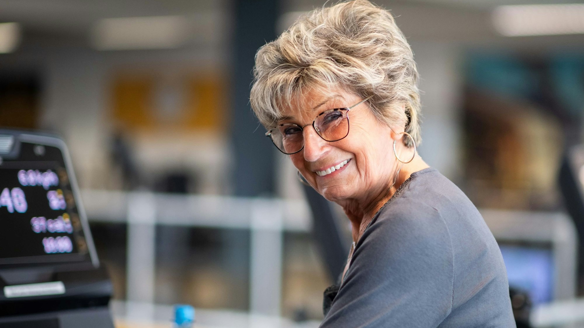 Das Bild zeigt die 74-Jährige auf dem Laufband. Sie lächelt in die Kamera.