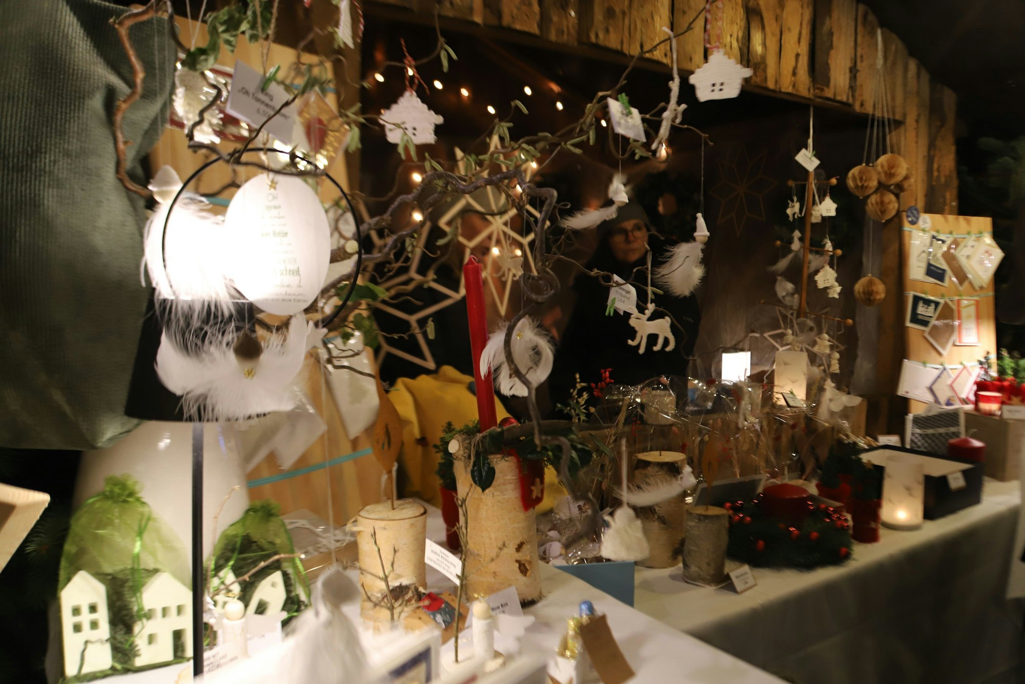 Rund um die evangelische Bartholomäus-Kirche in Lohmar-Wahlscheid findet der Nikolausmarkt statt, auf dem es unter andderem weihnachtliche Dekoartikel gibt.