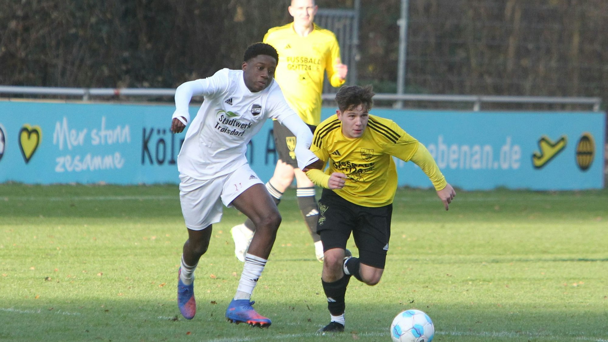 Bandian Conde (links) und der 1. FC Spich feiern einen Heimsieg.