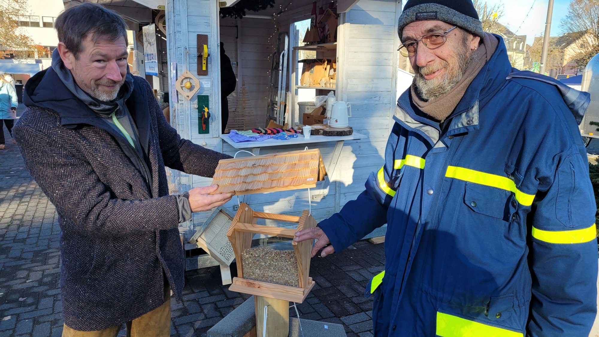 Hochwertige Vogelhäuser aus Lärchenholz etwa bieten Christoph Lamprecht (links), Werkstattleiter in Haus Segenborn, und Dachdecker Dieter Höhne auf dem Waldbröler Weihnachtsmarkt an – aber am Stand der Nabu-Ortsgruppe.