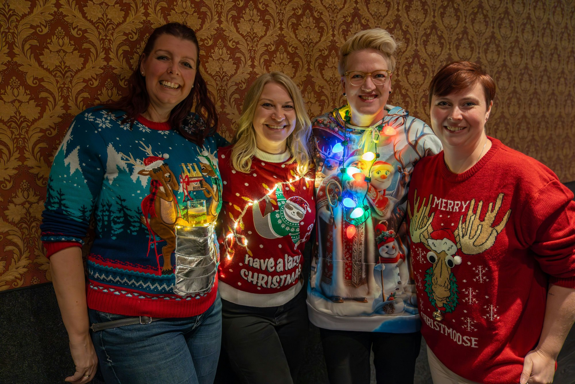 Conny Pering, Christina Zolich, Cindy Klaas und Stephanie Klaes sind Fans von bunten Weihnachtspullis.
