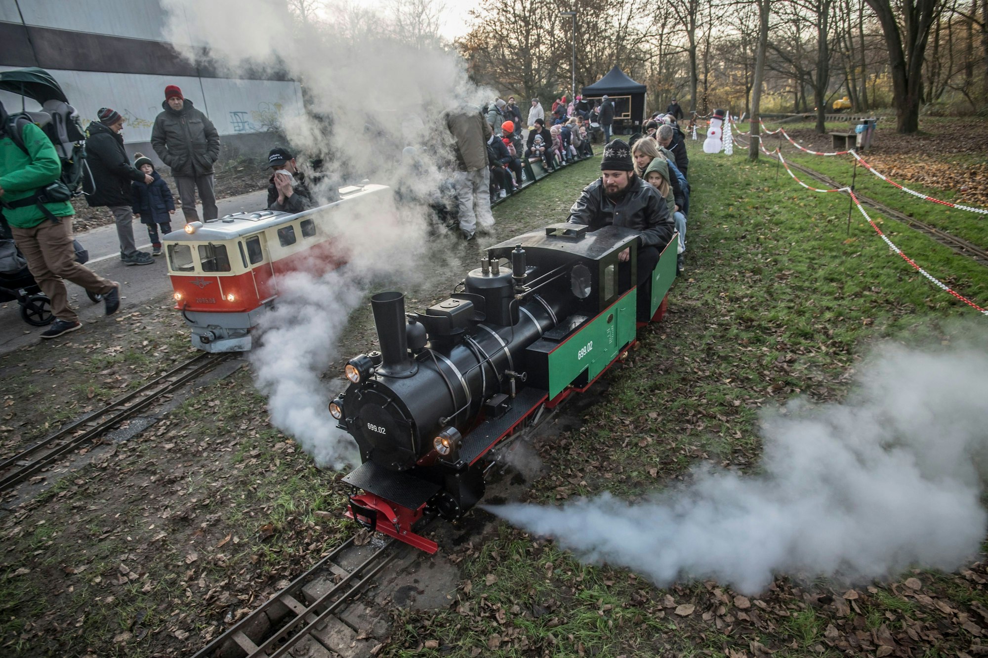 Jetzt ist Winterpause für die Dampfbahn im Stadtpark. Zum letzten Fahrtag 2024 gab es noch mal ganz schönen Andrang. Foto: Ralf Krieger