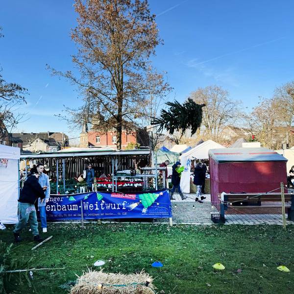Ein guter versuch beim Tannenbaum-Weitwurf auf dem Leichlinger Bratapfelfest.
PHOTO-2024-11-30-19-46-09.jpg: Ein junger Mann versucht den bestehenden Rekord (9 Meter) im Tannenbaum-Weitwurf zu brechen
