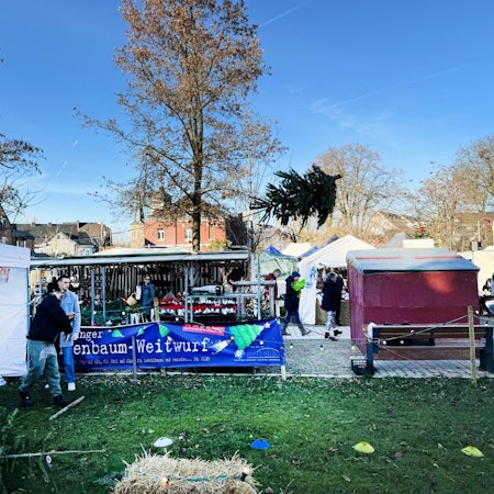 Ein guter versuch beim Tannenbaum-Weitwurf auf dem Leichlinger Bratapfelfest.
PHOTO-2024-11-30-19-46-09.jpg: Ein junger Mann versucht den bestehenden Rekord (9 Meter) im Tannenbaum-Weitwurf zu brechen