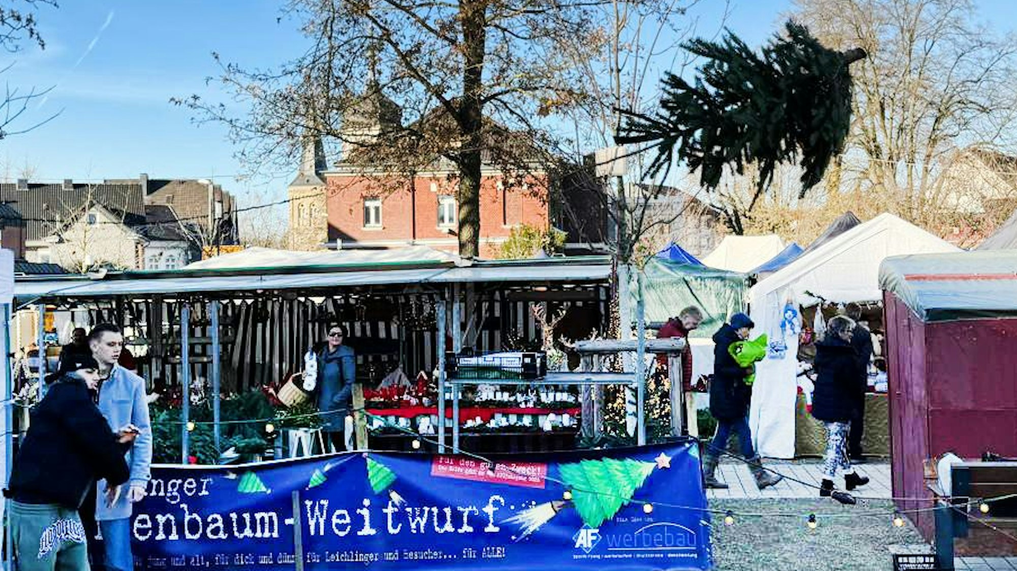 Ein guter versuch beim Tannenbaum-Weitwurf auf dem Leichlinger Bratapfelfest.
PHOTO-2024-11-30-19-46-09.jpg: Ein junger Mann versucht den bestehenden Rekord (9 Meter) im Tannenbaum-Weitwurf zu brechen
