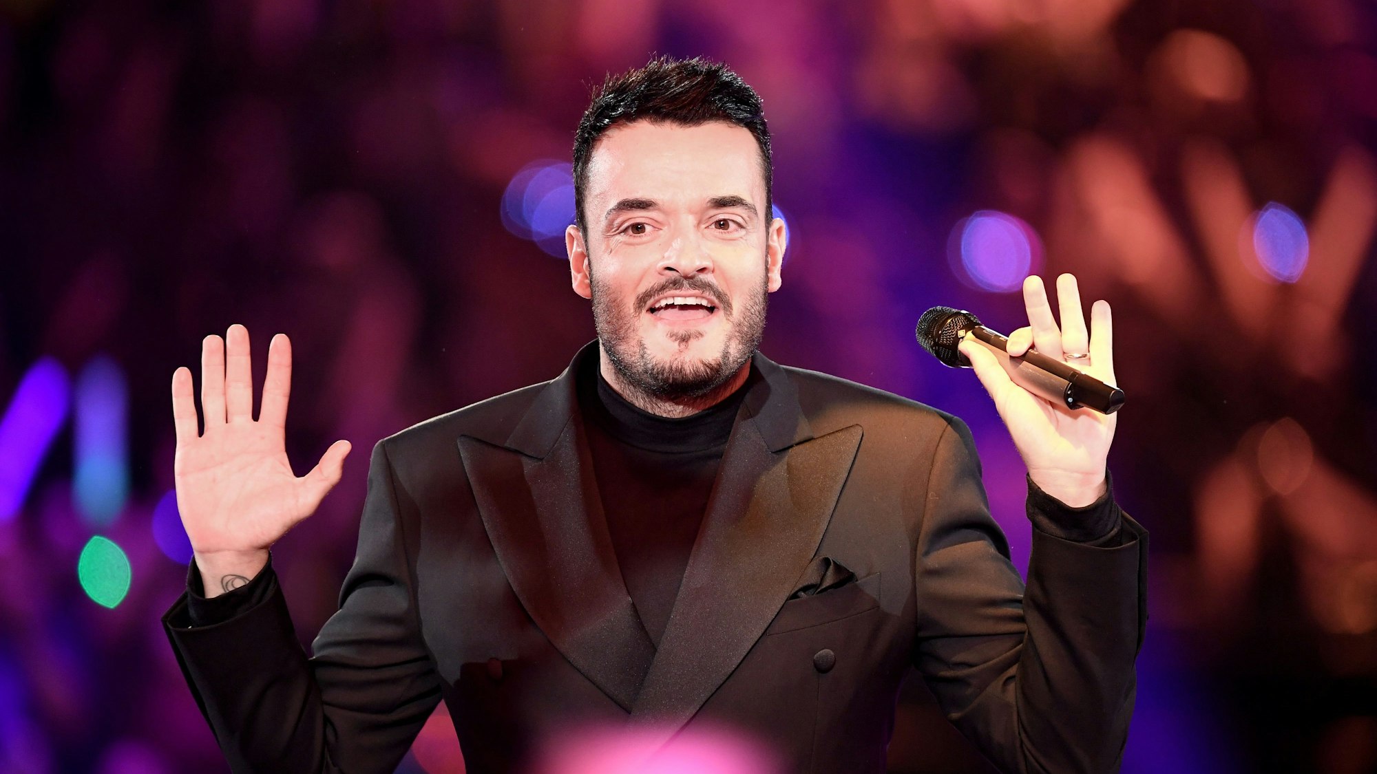 Giovanni Zarrella steht bei der Show „Schlagerchampions – Das große Fest der Besten“ auf der Bühne.