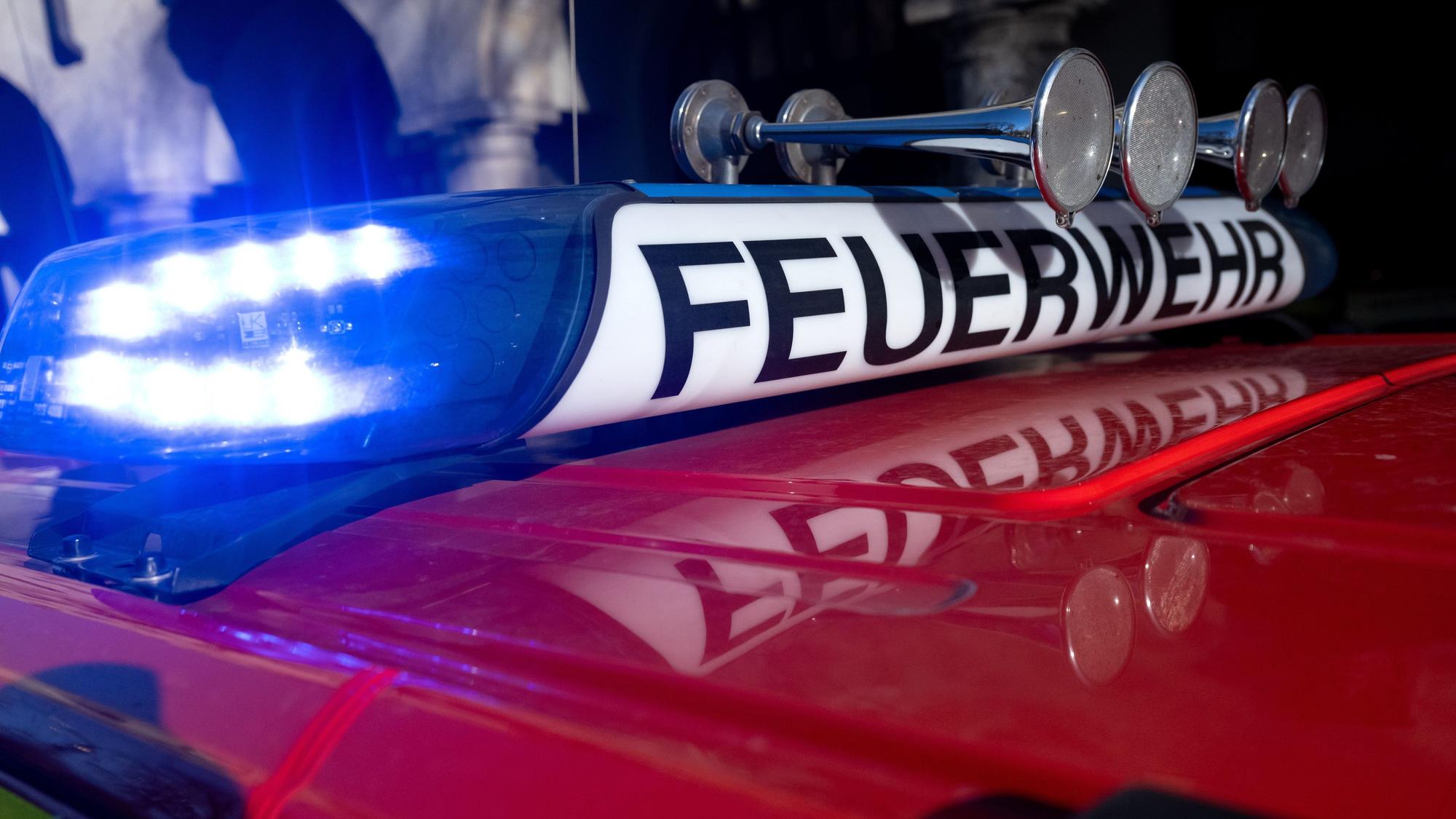Ein Einsatzfahrzeug der Feuerwehr mit eingeschaltetem Blaulicht.