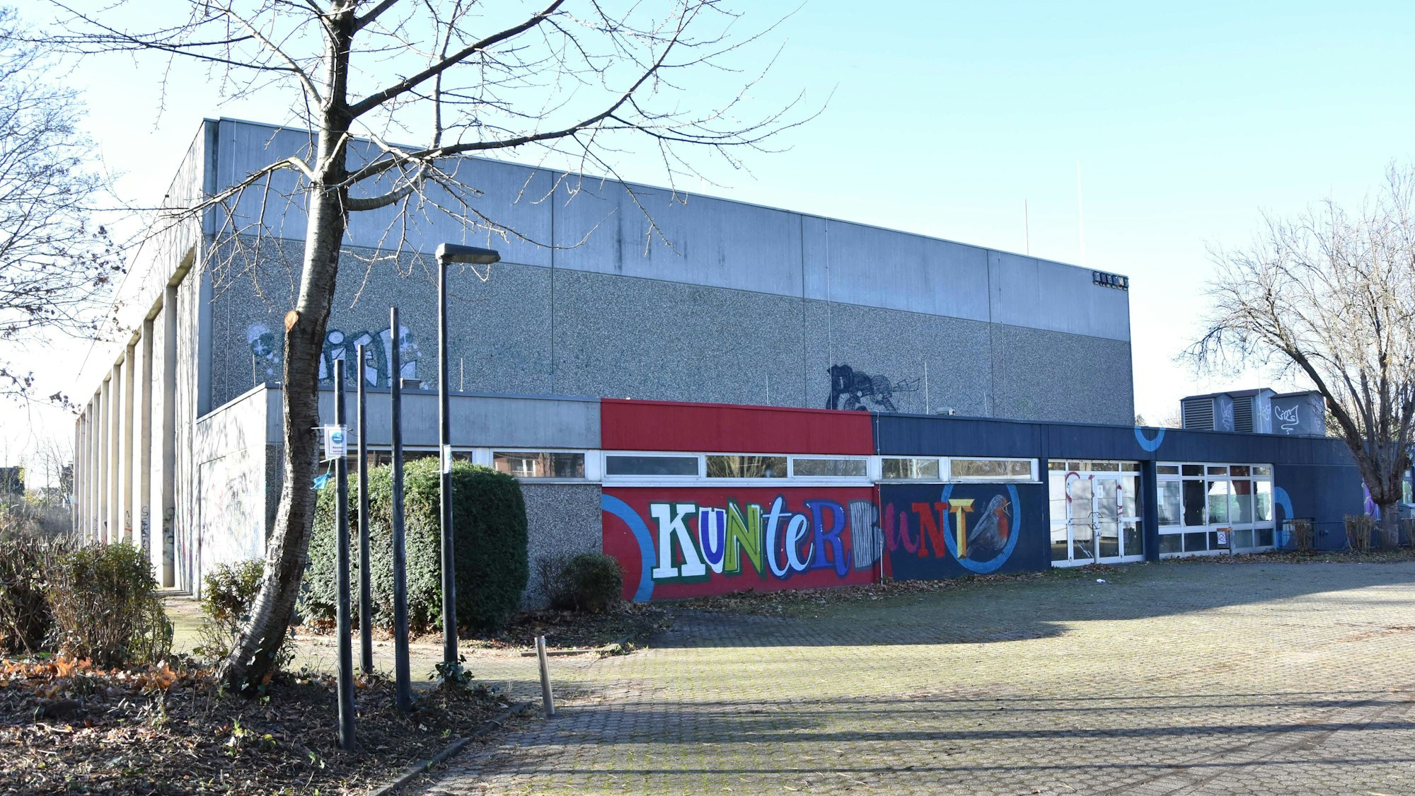 Das Foto zeigt eine Turnhalle von außen.