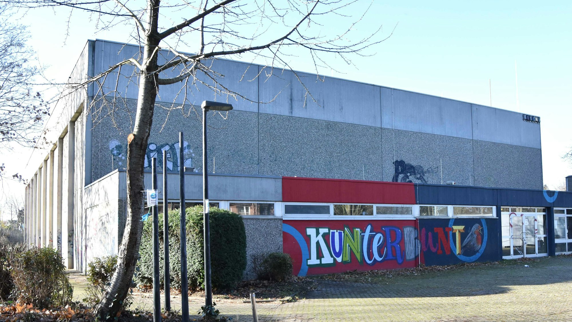 Das Bild zeigt die Dreifachturnhalle am Schulzentrum in Elsdorf