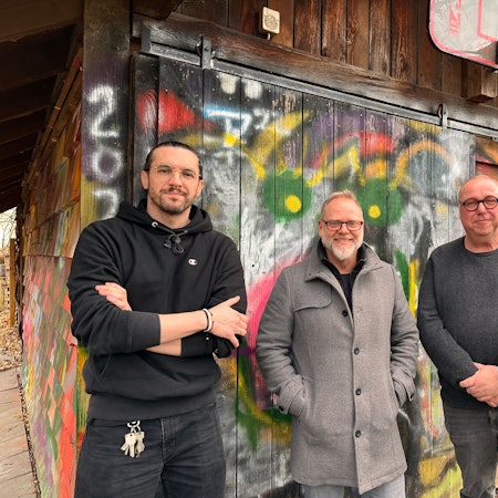 v.l: Mitarbeiter Markus Hoche, Marc Haine aus dem Vorstand und Thomas Göttker, der das Jugendhaus Sürth leitet, müssen Einsparungen vornehmen.