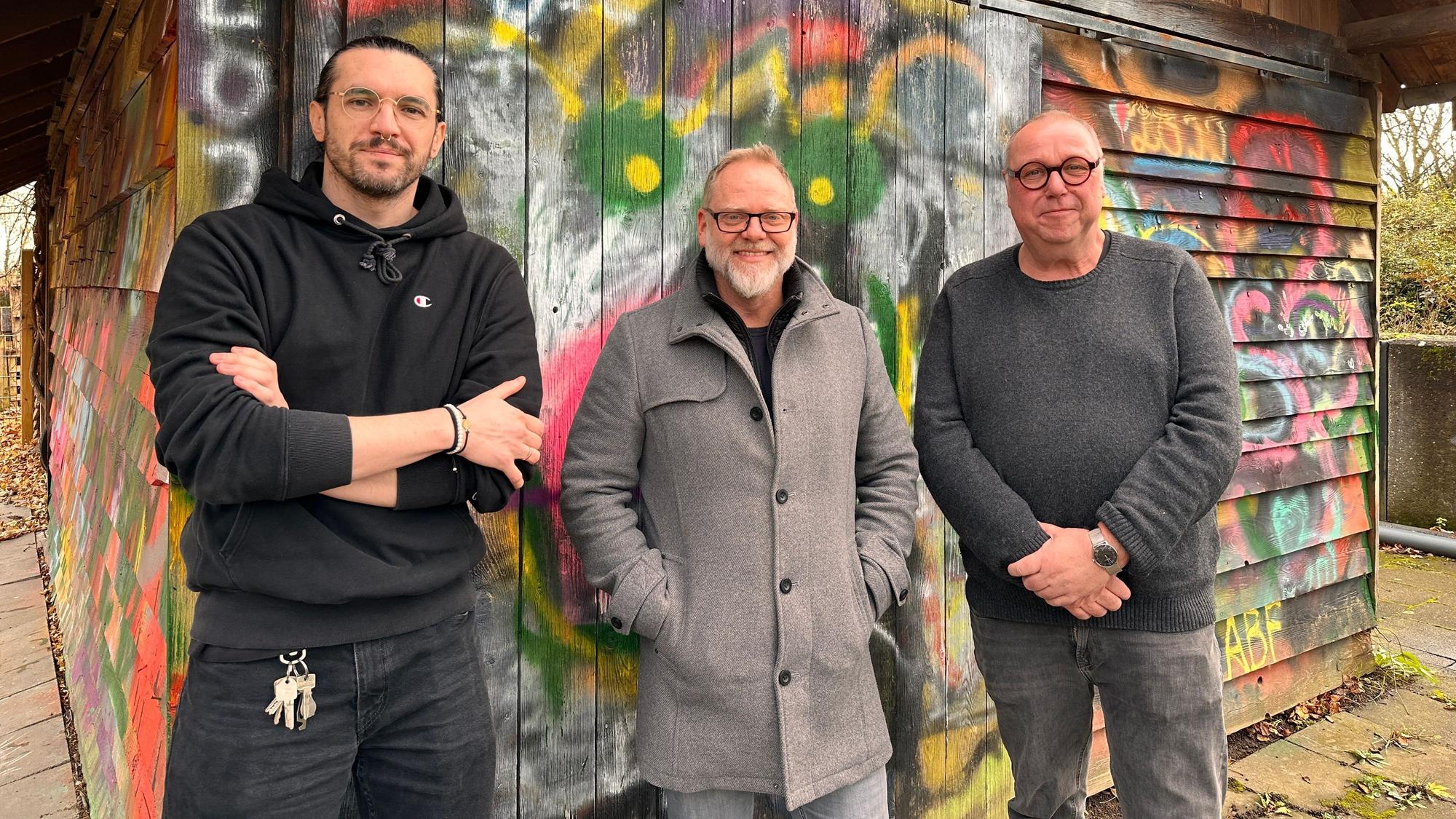 v.l: Mitarbeiter Markus Hoche, Marc Haine aus dem Vorstand und Thomas Göttker, der das Jugendhaus Sürth leitet, müssen Einsparungen vornehmen.
