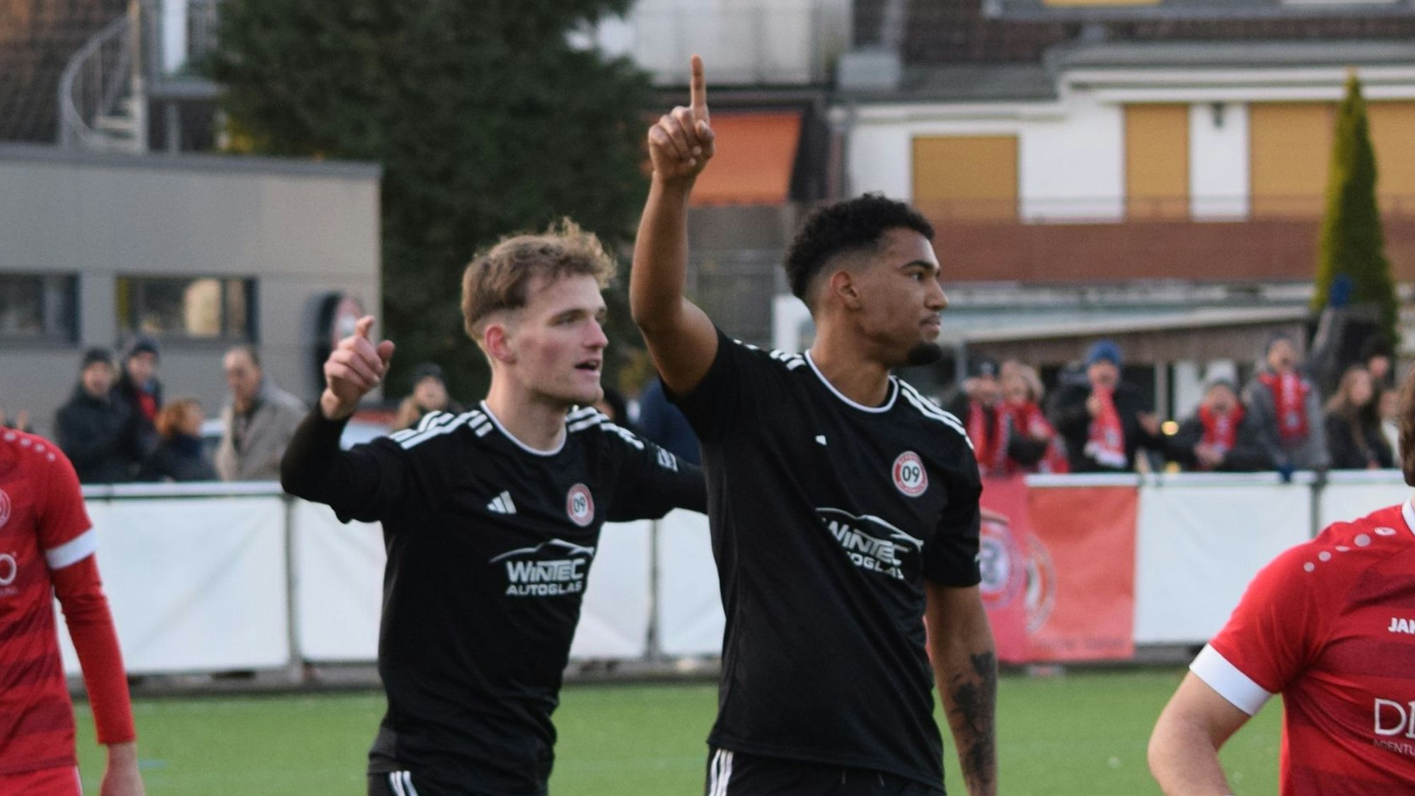 Finn Stromberg und Alexander Tackie Sai jubeln über ihre Tore