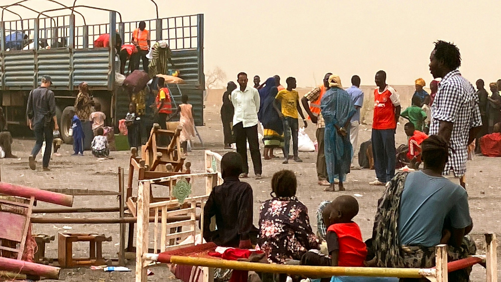 Flüchtlinge aus dem Sudan warten mit ihrer Habe nahe der südsudanesischen Grenzstadt Renk.