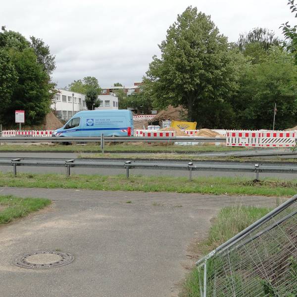 Blick auf eine mehrspurige Straße