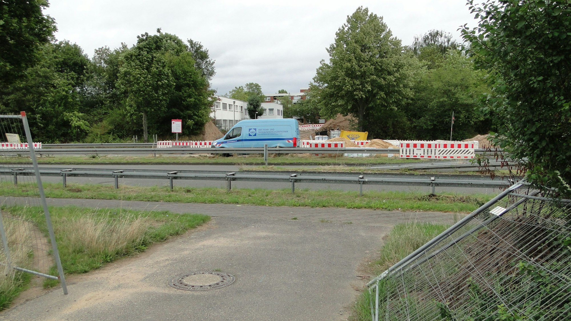 Zu sehen ist eine Schnellstraße, auf dem ein hellblauer Transporter fährt
