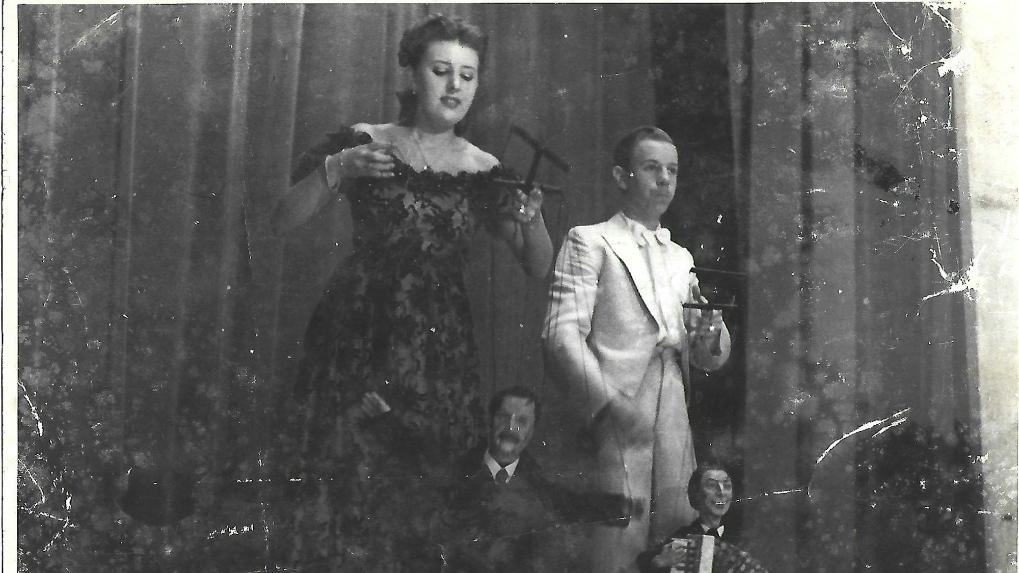 Phantasialand-Gründer Richard Schmidt (r., im Alter von 16 Jahren) mit seiner Schwester Emmy bei einer Marionetten-Vorstellung