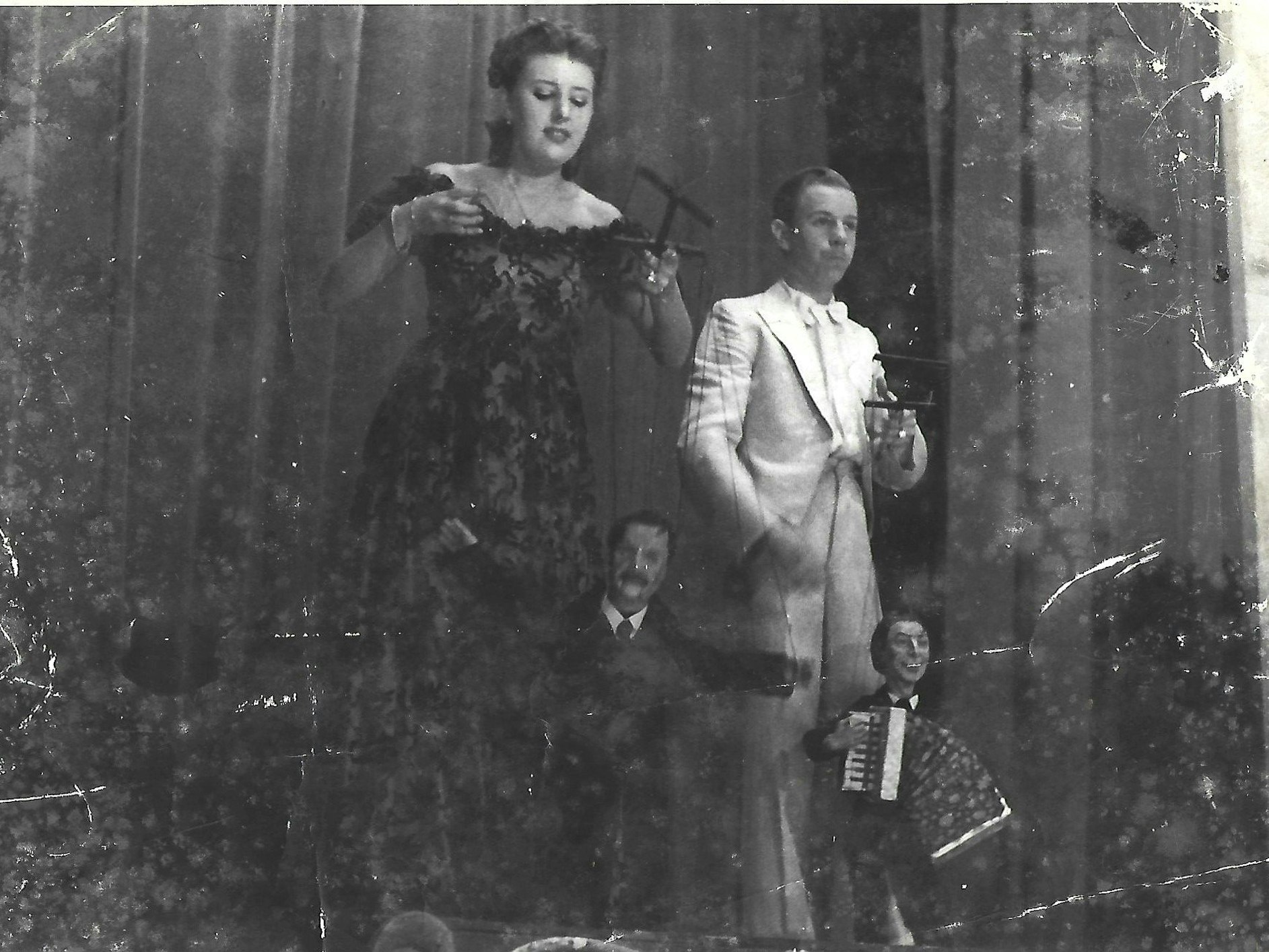 Richard Schmidt (im Alter von 16 Jahren) mit seiner Schwester Emmy bei einer Marionetten-Vorstellung.