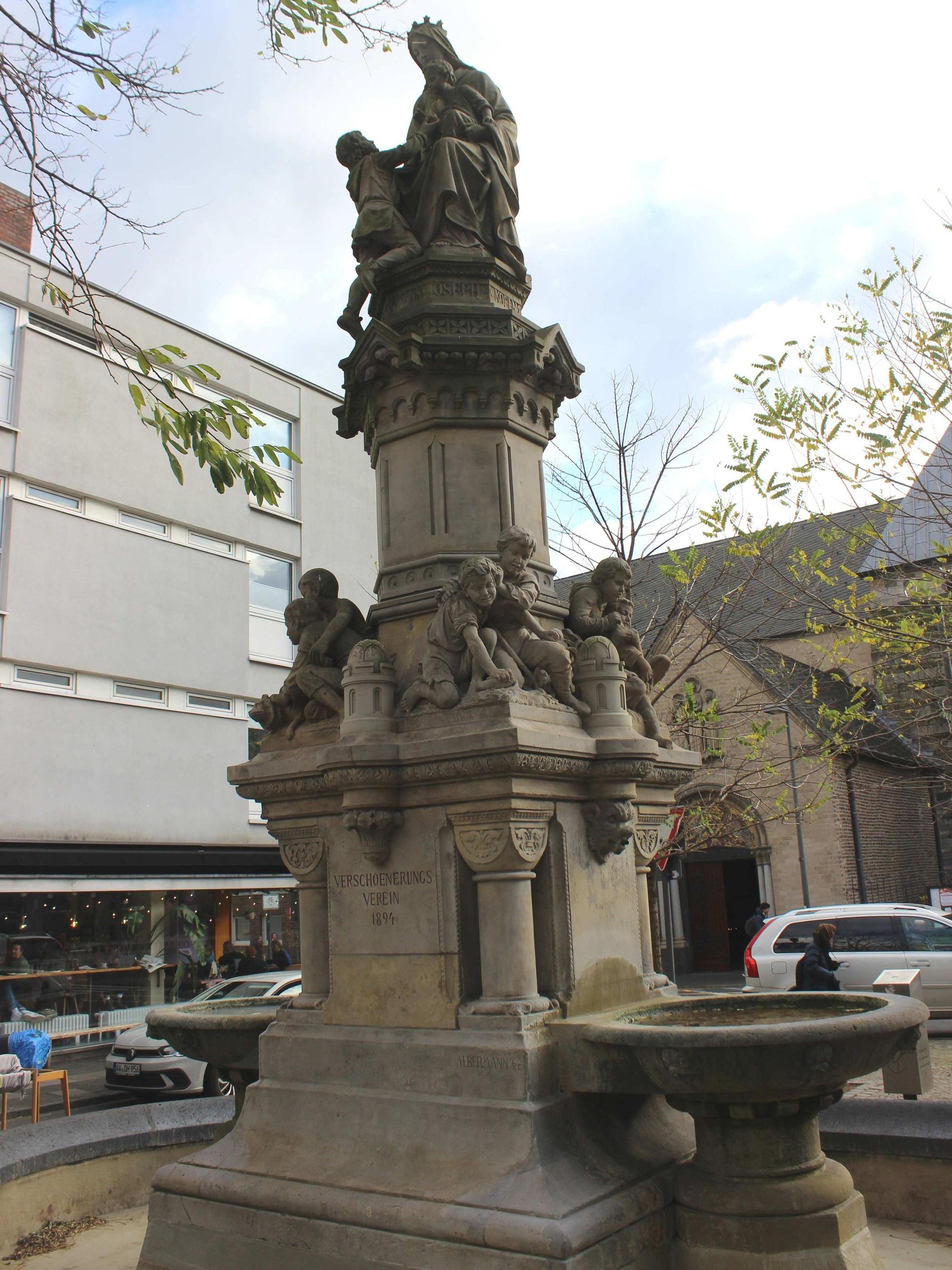 Das Foto zeigt den Herrmann-Joseph-Brunnen am Waidmarkt.