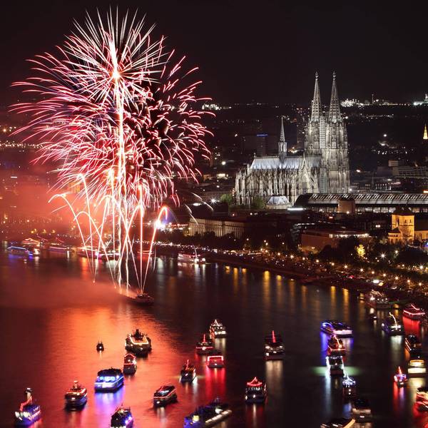 Feuerwerk über dem Rhein mit Altstadt-Panorama