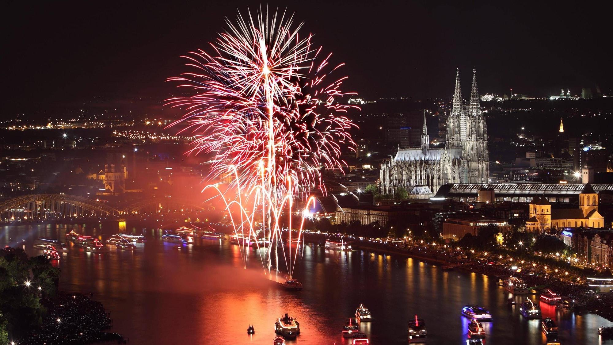 Feuerwerk über dem Rhein mit Altstadt-Panorama