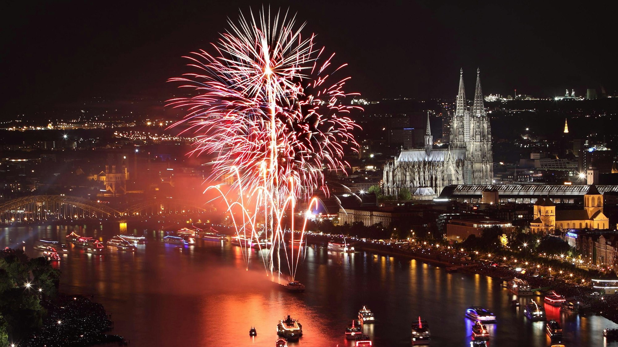 Feuerwerk über dem Rhein mit Altstadt-Panorama