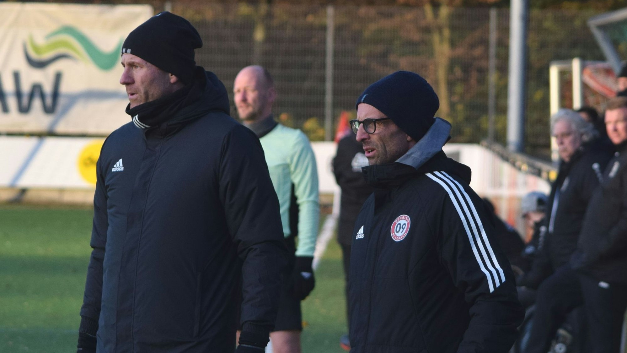 SV 09-Trainer Lukas Sinkiewicz (links) und so Co-Trainer beobachten das Geschehen.