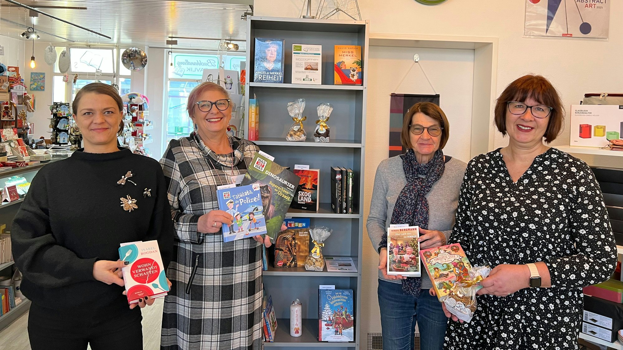 Suchen neue Buchpaten: Julia Pavlik (v.l., Besitzerin der Buchhandlung Pavlik), Dagmar Pärsch-Roos (Förderverein), Ingrid Pohl (Leiterin Bibliothek) und Dorothee Priebus (Förderverein).