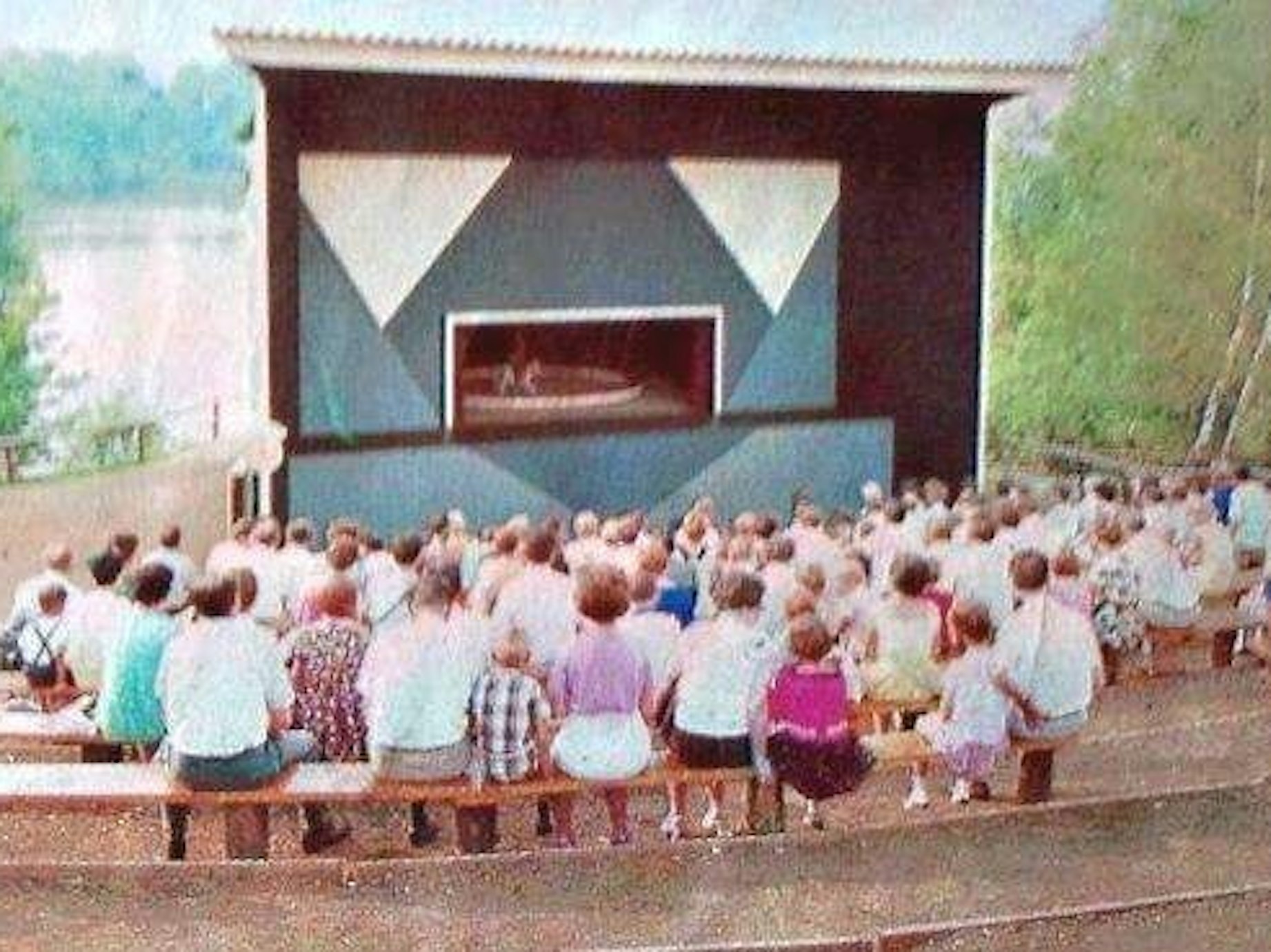 Zu den ersten Attraktionen im Phantasiaand gehörte auch ein klassisches Marionetten-Theater mit großer Bühne am Mondsee mitten im Freizeitpark.