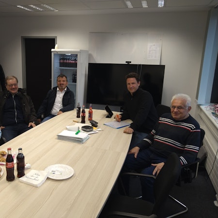 Eine Frau und vier Männer sitzen an einem Tisch. v.l.: Lilo Heinrich (parteilos), Wolfgang Kleinjans (Grüne), Inan Gökpinar (SPD), Daniel Kastenholz (CDU) und Klaus Hebert-Okon (Linke).