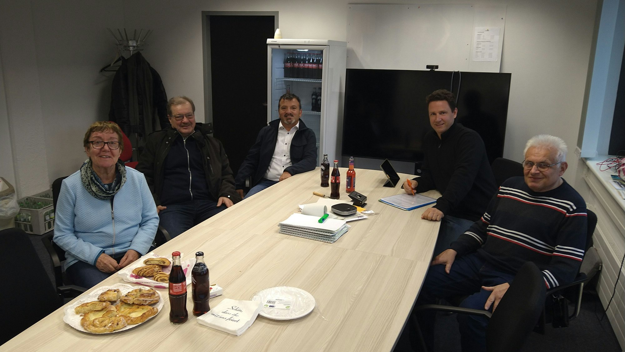 Eine Frau und vier Männer sitzen an einem Tisch. v.l.: Lilo Heinrich (parteilos), Wolfgang Kleinjans (Grüne), Inan Gökpinar (SPD), Daniel Kastenholz (CDU) und Klaus Hebert-Okon (Linke).