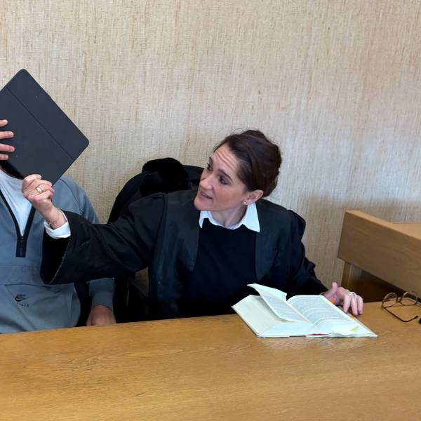 Der Angeklagte mit seiner Verteidigerin Katrin Sakalidis-Braun im Kölner Amtsgericht
