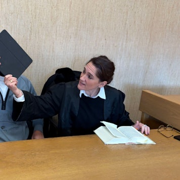 Der Angeklagte mit seiner Verteidigerin Katrin Sakalidis-Braun im Kölner Amtsgericht