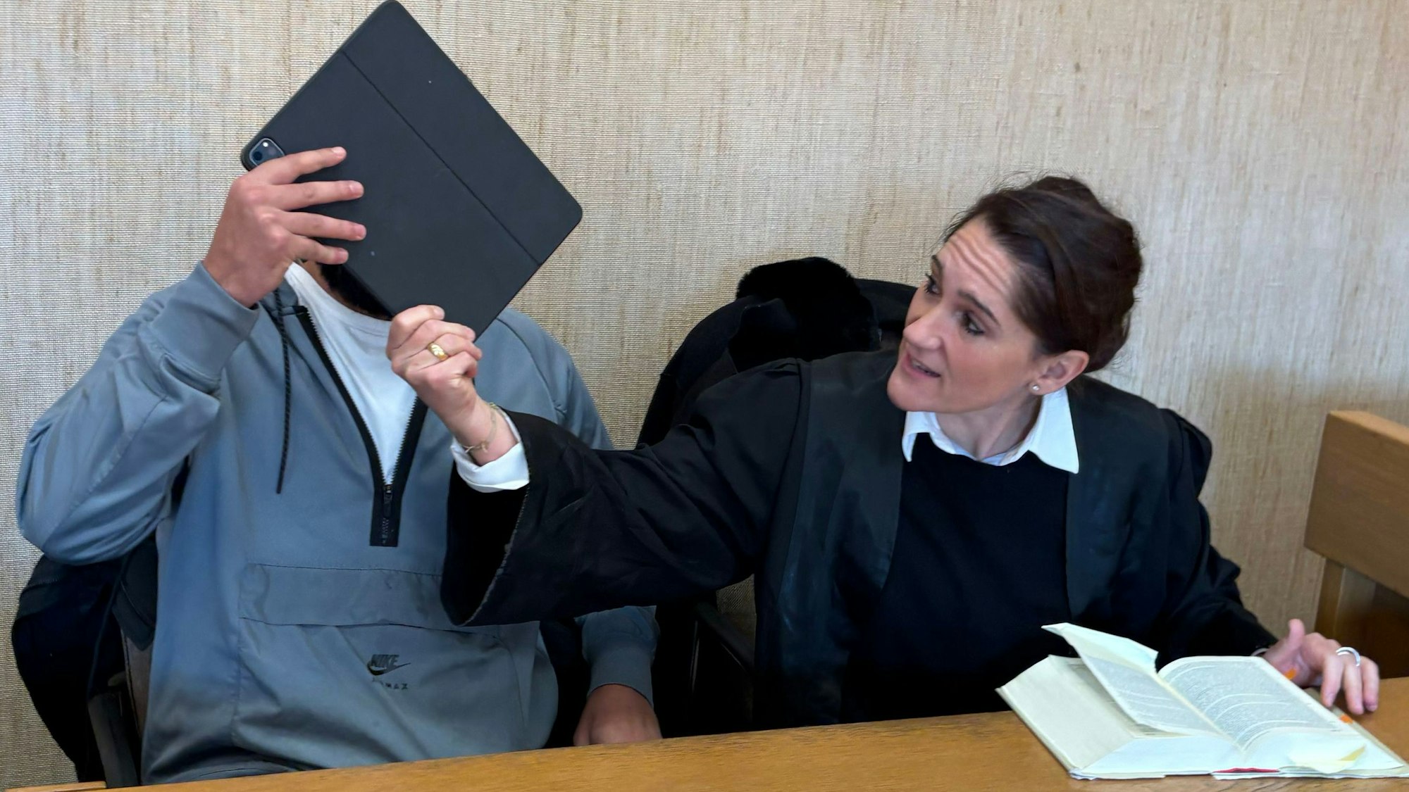 Der Angeklagte mit seiner Verteidigerin Katrin Sakalidis-Braun im Kölner Amtsgericht