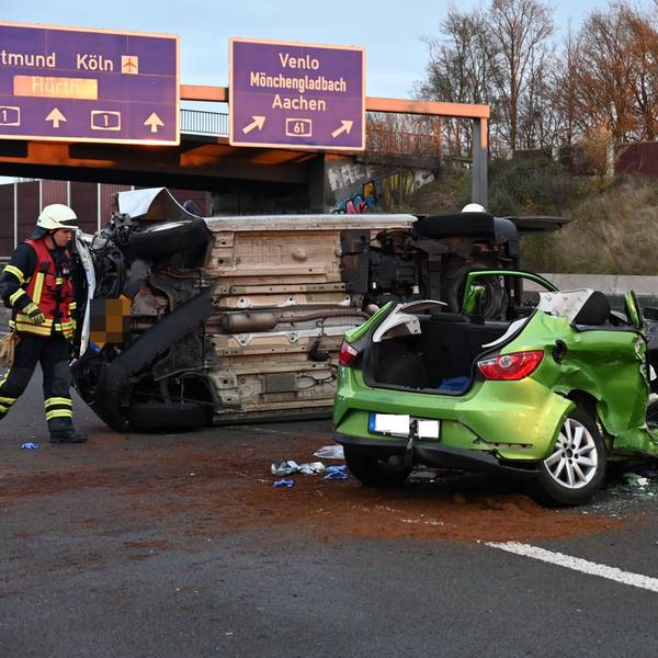 Zwei Fahrzeuge bei einem Unfall, eines liegt auf der Seite.