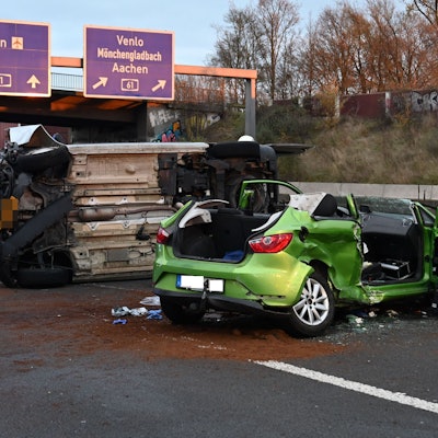 Zwei Fahrzeuge bei einem Unfall, eines liegt auf der Seite.