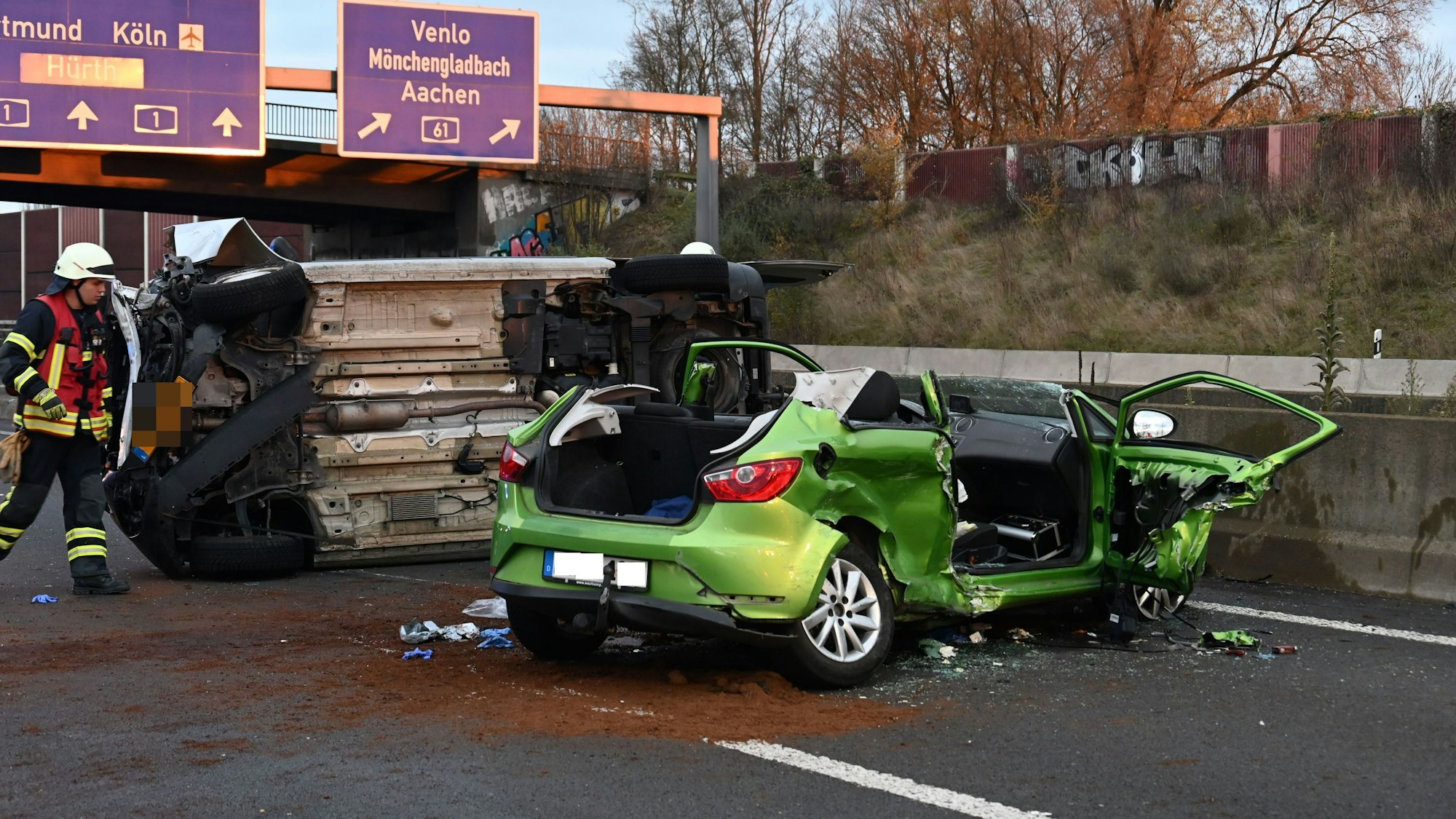 Zwei Fahrzeuge bei einem Unfall, eines liegt auf der Seite.