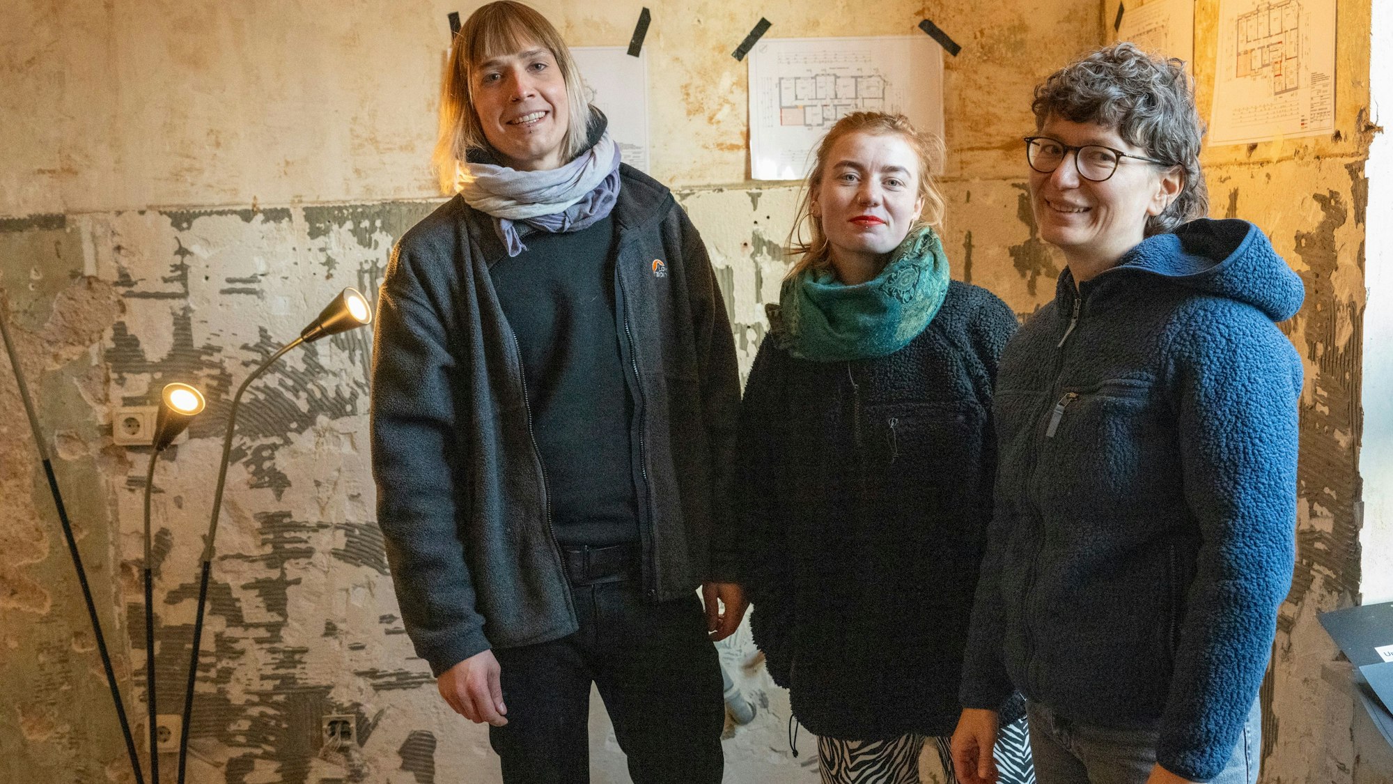 Drei Frauen stehen nebeneinander.