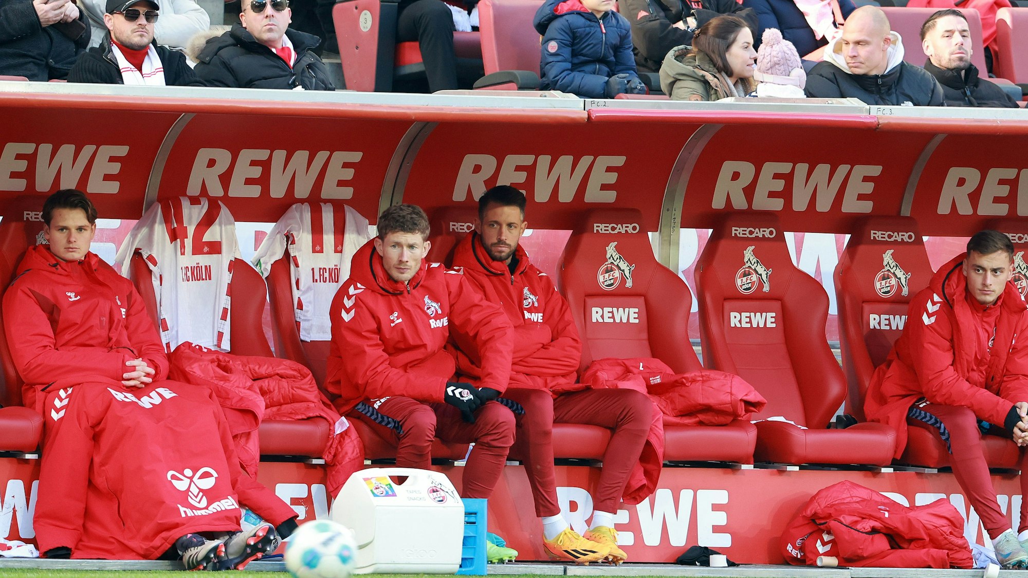 Jonas Urbig (links im Bild) bleibt derzeit nur der Platz auf der Kölner Ersatzbank. Marvin Schwäbe hat ihm den Rang abgelaufen. Auch im DFB-Pokal setzt FC-Trainer Struber lieber auf den Routinier.